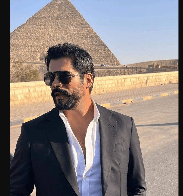 بوراك أوزجيفيت ينشر صورته من مصر أمام الأهرامات 8 image 364