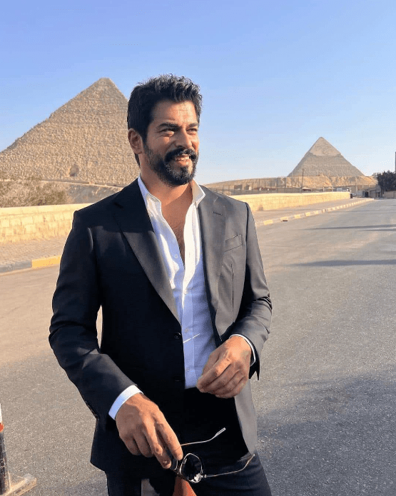 بوراك أوزجيفيت ينشر صورته من مصر أمام الأهرامات 6 بوراك أوزجيفيت في مصر أمام الأهرامات