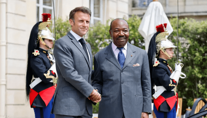 صورة تجمع الرئيس السابق علي بونغو مع رئيس فرنسا ماكرون