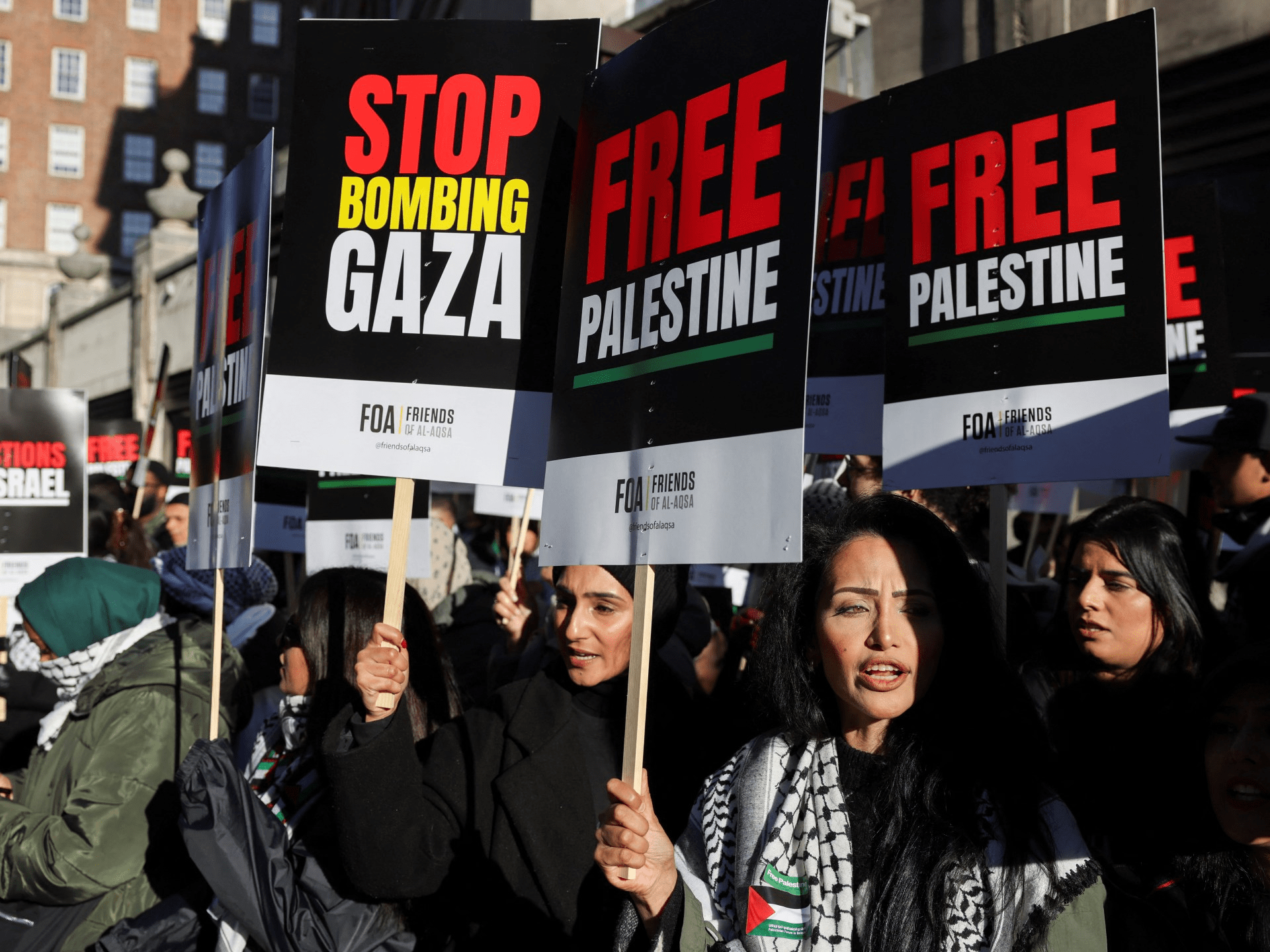 الكوفية الفلسطينية تجتاح شوارع نيويورك تضامنا مع غزة 2 الكوفية الفلسطينية تجتاح شوارع نيويورك