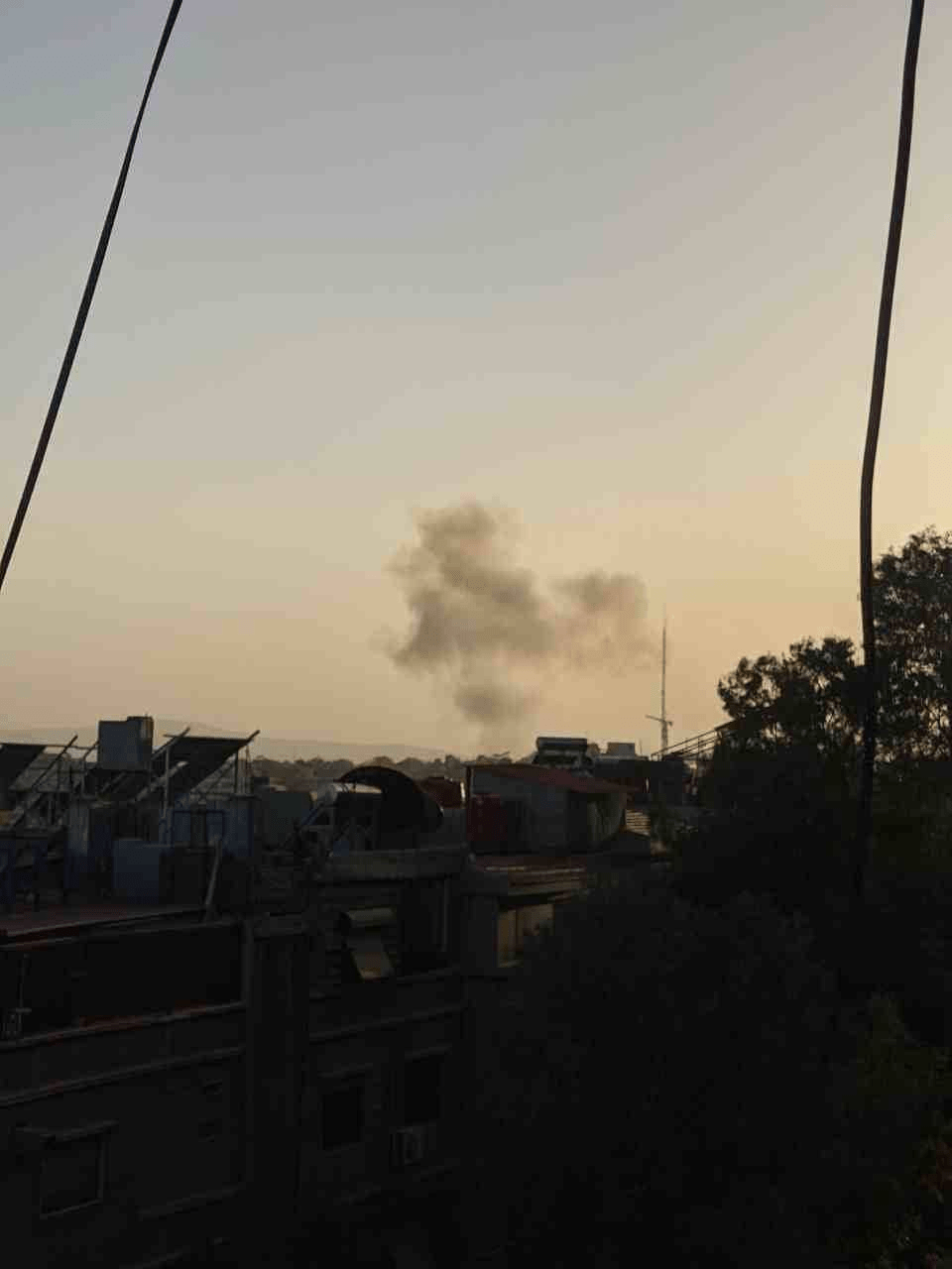 صورة متداولة لأعمدة الدخان في مطار المزة العسكري