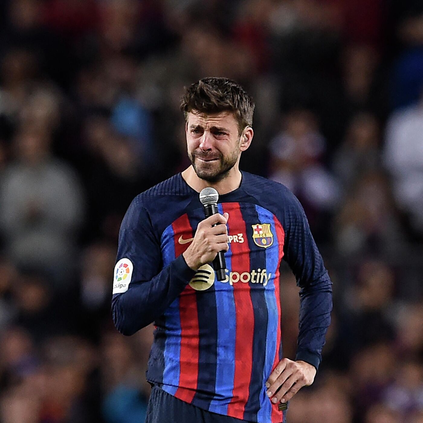 بيكيه قريب من العودة لبرشلونة.. كيف سيحدث هذا؟ 2 بيكيه ينهار بالدموع وهو يودع جماهير برشلونة لحظة اعتزاله اللعب