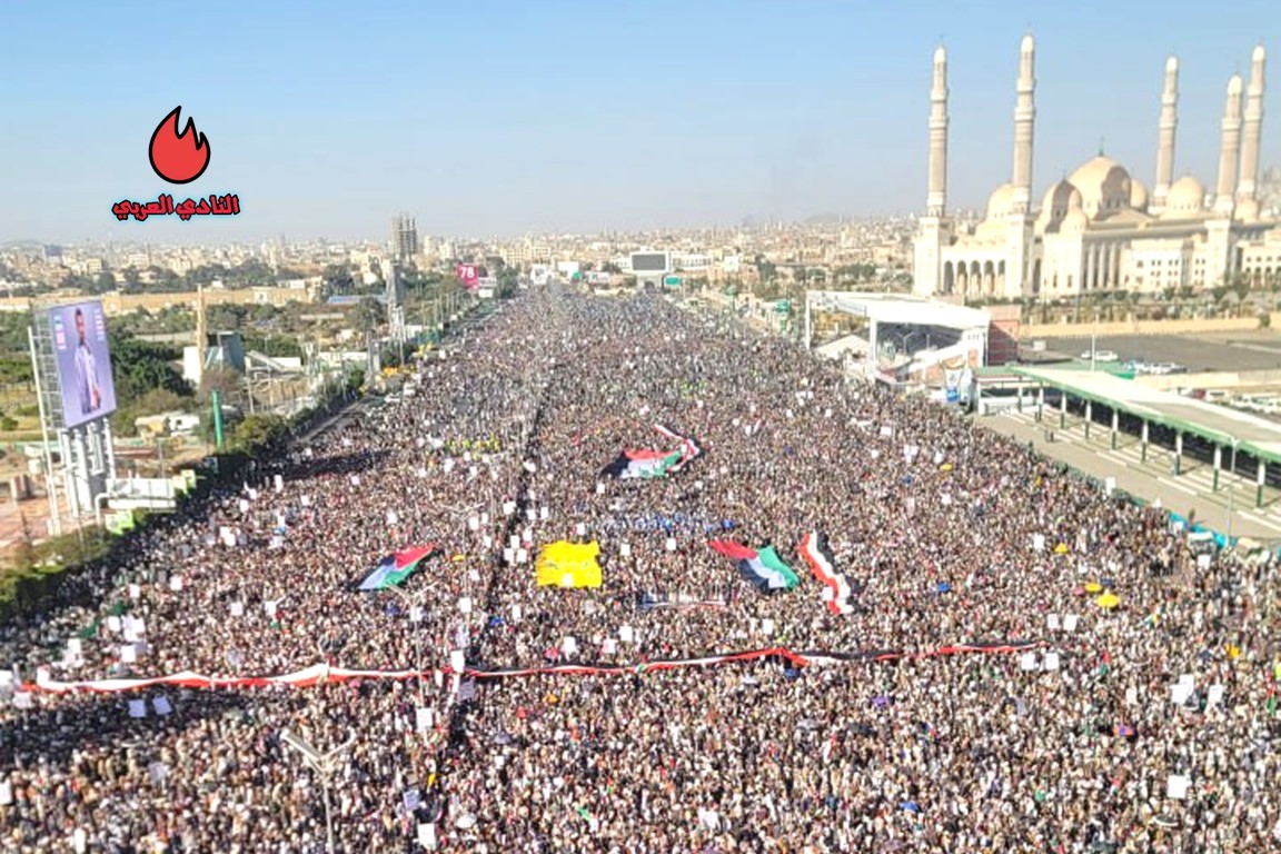 شاهد ملايين اليمنيين يتظاهرون في صنعاء ويطالبون بالثأر من أمريكا وبريطانيا 2 ملايين اليمنيين يتظاهرون في صنعاء ويطالبون بالثأر من أمريكا وبريطانيا