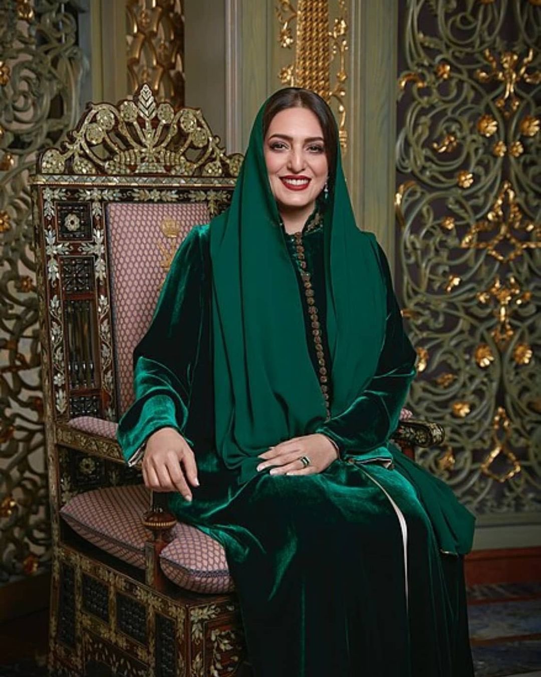 شاهد جمال وأناقة عهد البوسعيدية سيدة سلطنة عمان الأولى 10 صور من إطلالة السيدة عهد البوسعيدية