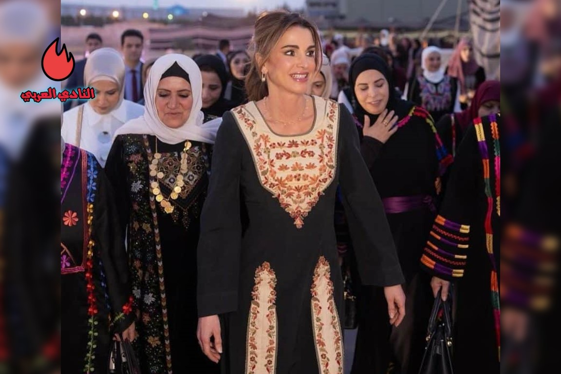 الملكة رانيا تتألق بملابسها خلال زيارتها للبادية في الأردن