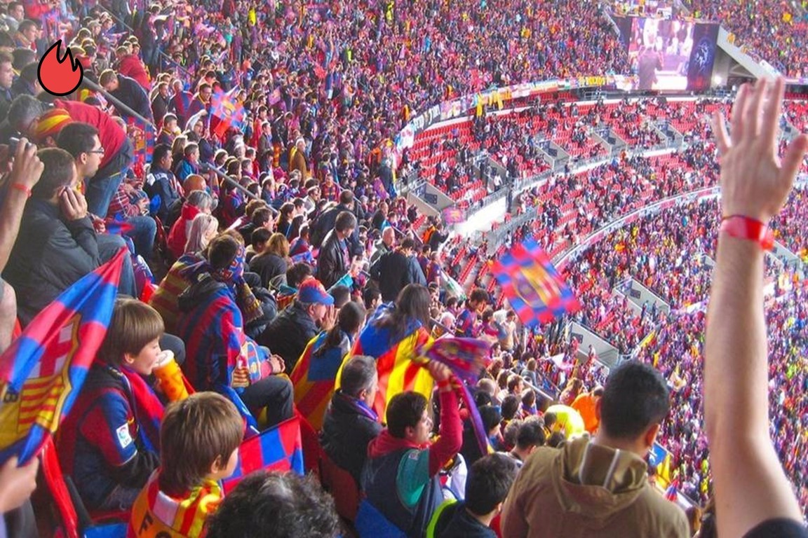 جماهير برشلونة تشعل الأجواء بالألعاب النارية لاستقبال الفريق (فيديو) 2 جماهير برشلونة تشعل الأجواء بالألعاب النارية لاستقبال الفريق (فيديو)